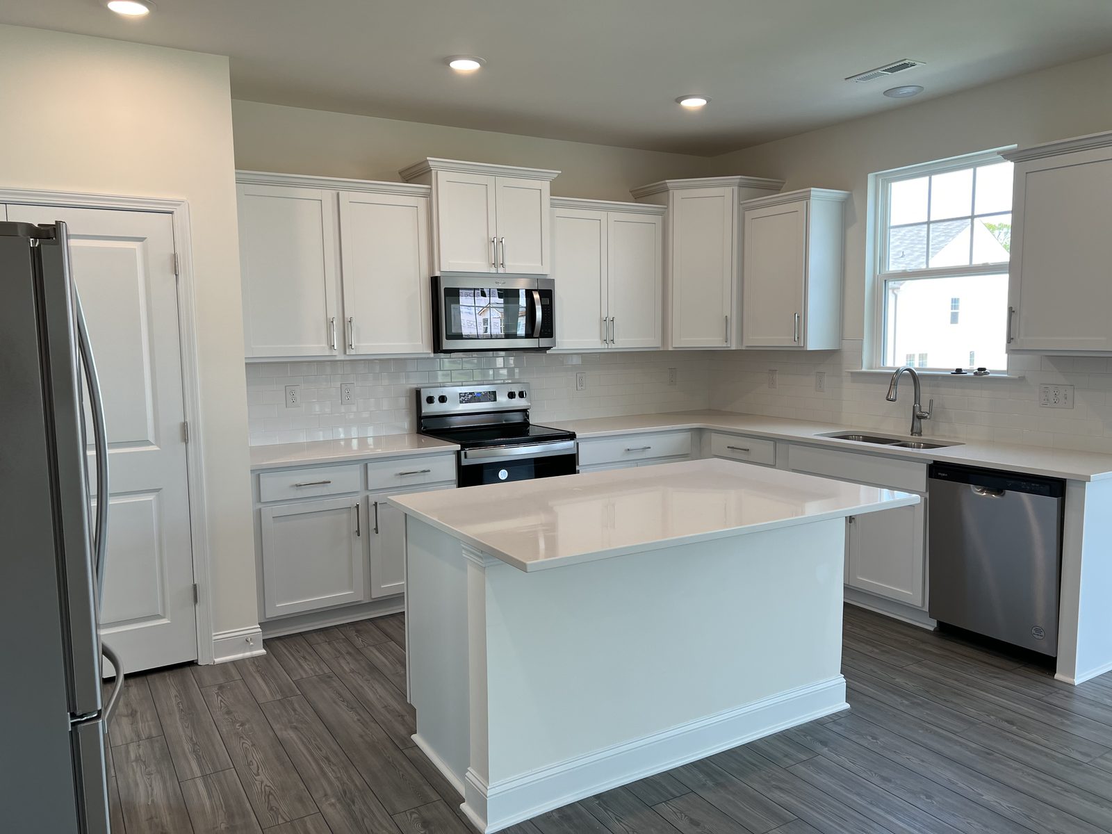 917 Channel Drop Loop, Zebulon NC home for sale — photo 2